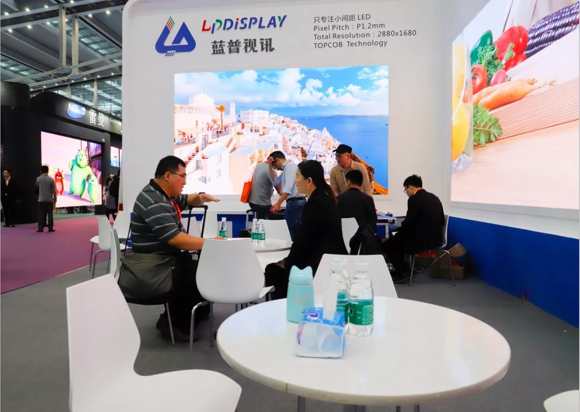 2019LED China燃爆會展中心 ,藍普視訊小間距顯示屏收獲滿堂彩!