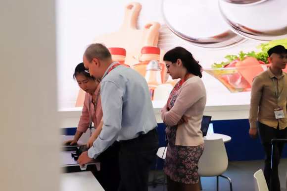 2019LED China燃爆會展中心 ,藍普視訊小間距顯示屏收獲滿堂彩!