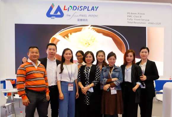 2019LED China燃爆會展中心 ,藍普視訊小間距顯示屏收獲滿堂彩!